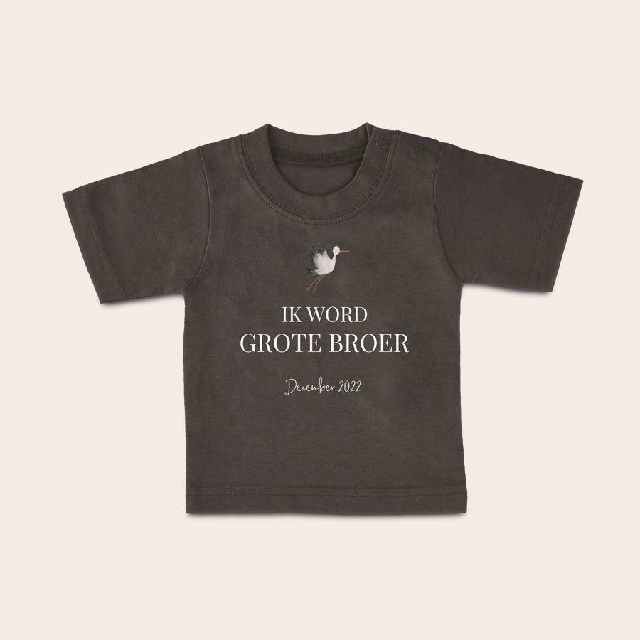 Baby shirt bedrukken Donkerbruin baby shirt met ooievaar en tekst 'Ik word grote broer december 2022' bedrukt