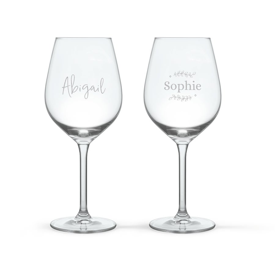 Salentein Chardonnay Personalizzato Coppia di bicchieri da vino incisi con il nome "Abigail" e "Sophie" e motivo floreale. Regala un pacchetto di vino Chardonnay Salentein con gli bicchieri incisi in una confezione in legno!