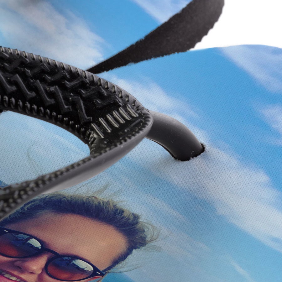 Individuelle Zehensandalen mit aufgedrucktem Foto einer lächelnden Frau und blauem Himmel als Motiv