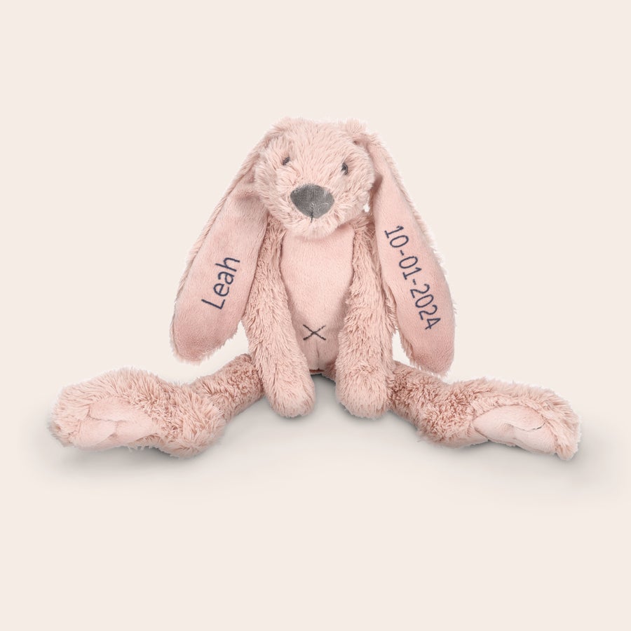 Bamse til babyer Rosa Rabbit Richie kosekanin brodert med navnet "Leah" og datoen "10-01-2024" på ørene.