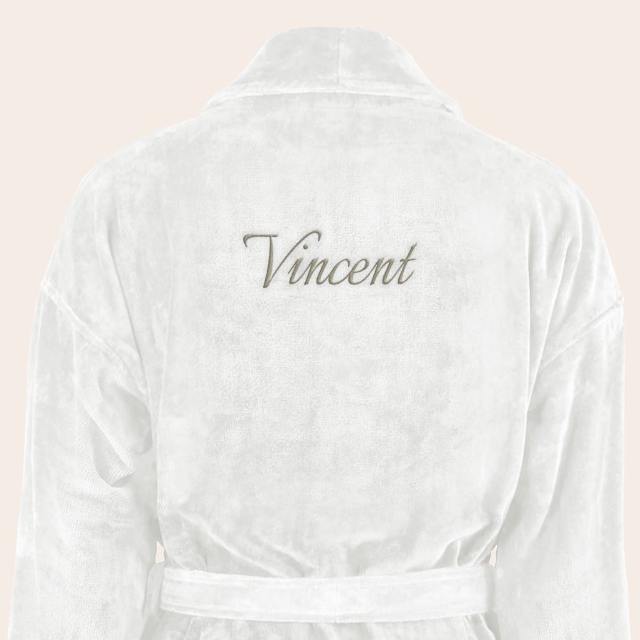 Badrock Herr med namn Vit mjuk badrock med namnet Vincent broderat i guld. En mjuk badrock broderad med din egen text eller namn.