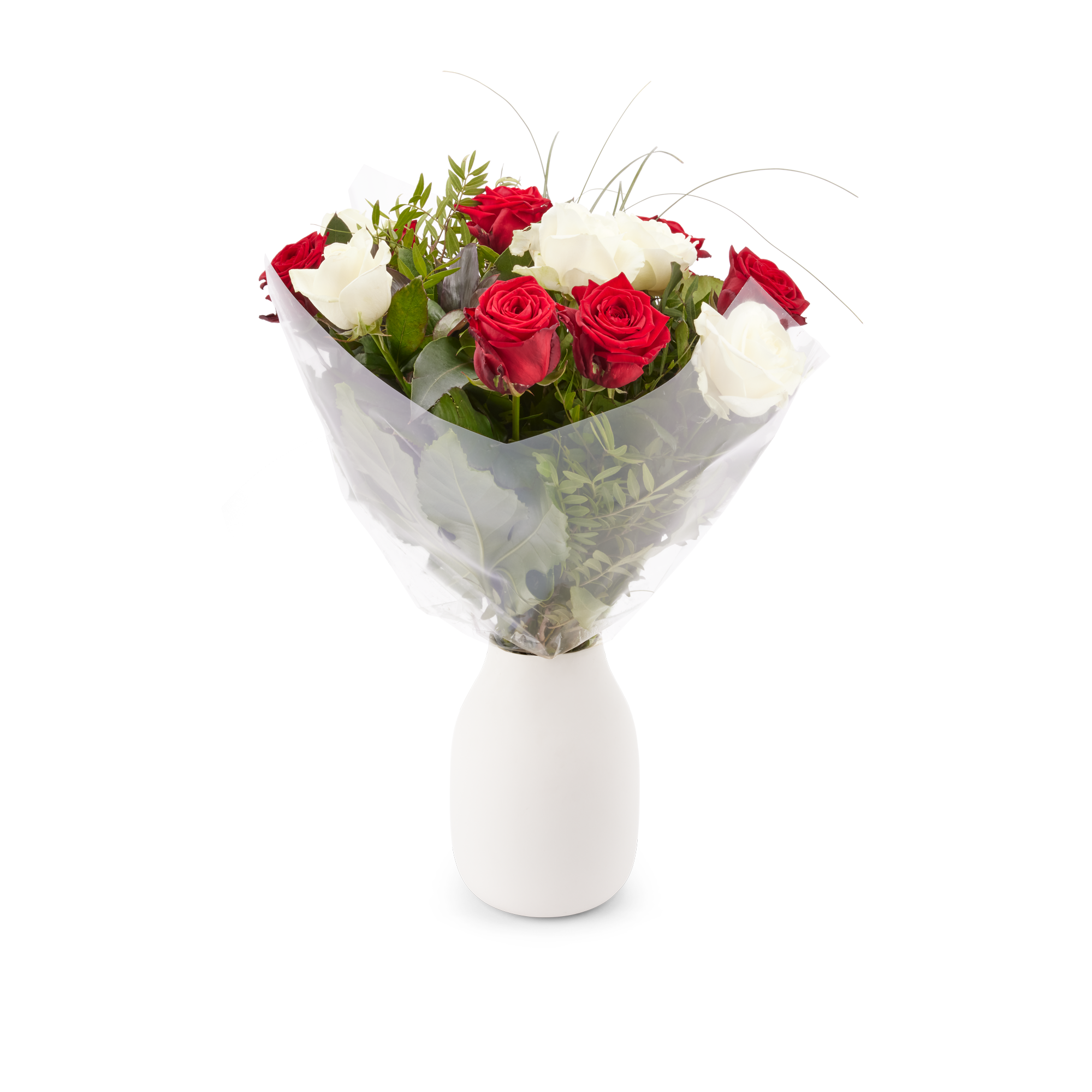 Boeket van rode en witte rozen in verpakking met groen, gepresenteerd in witte vaas inclusief cadeaukaartje.