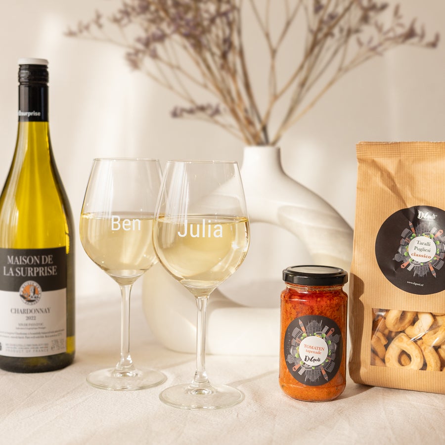 Coffret cadeau apero personnalisé avec vin et en-cas Coffret apéritif avec une bouteille de vin blanc, des verres personnalisés gravés Ben et Julia, de la tapenade et des crackers