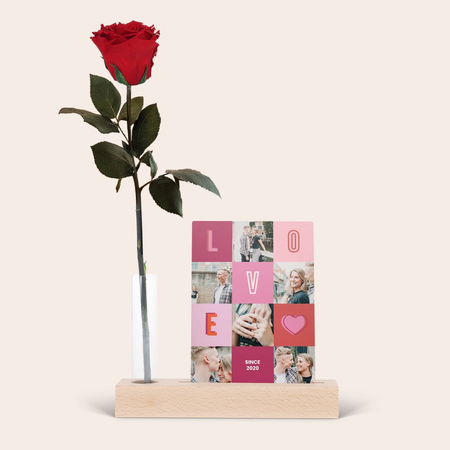 Rosa infinita con supporto per foto Rosa Infinity rossa con foto personalizzata sul supporto, la stampa UV mostra "L 0 V E" e la data 2020 con ricordi senza tempo in fiore
