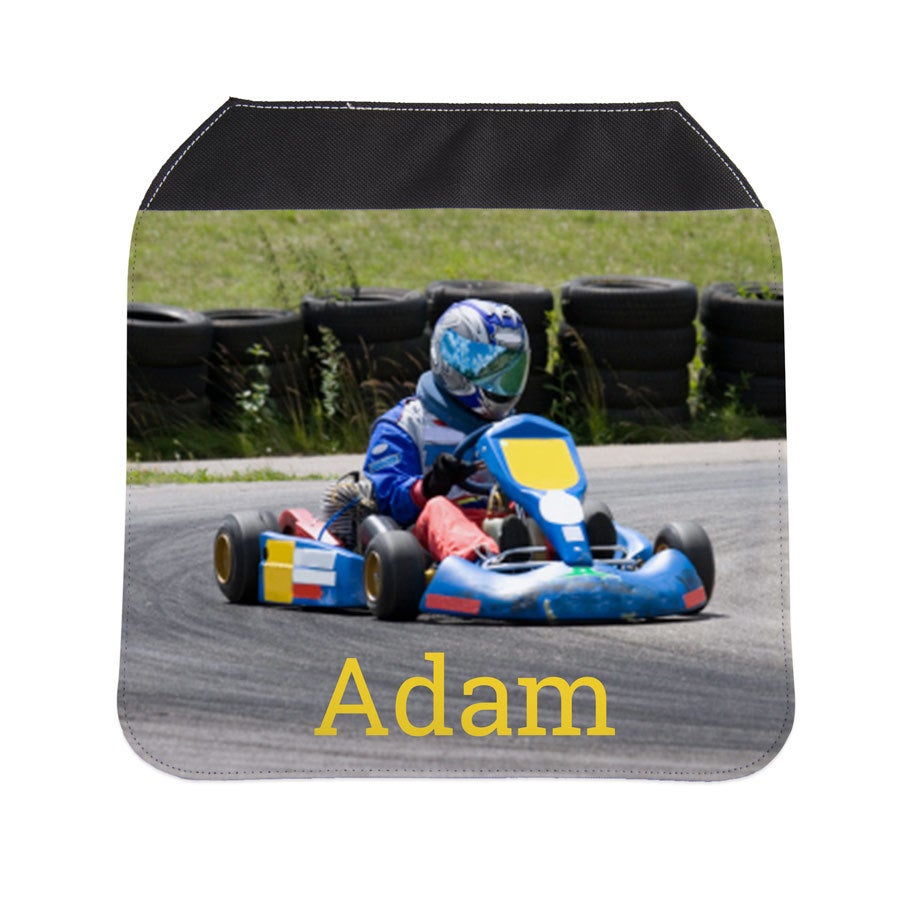 Ekstra personlig ryggsekkdeksel med bilde av en gokartkjører og navnet Adam, med eget foto og/eller navn.