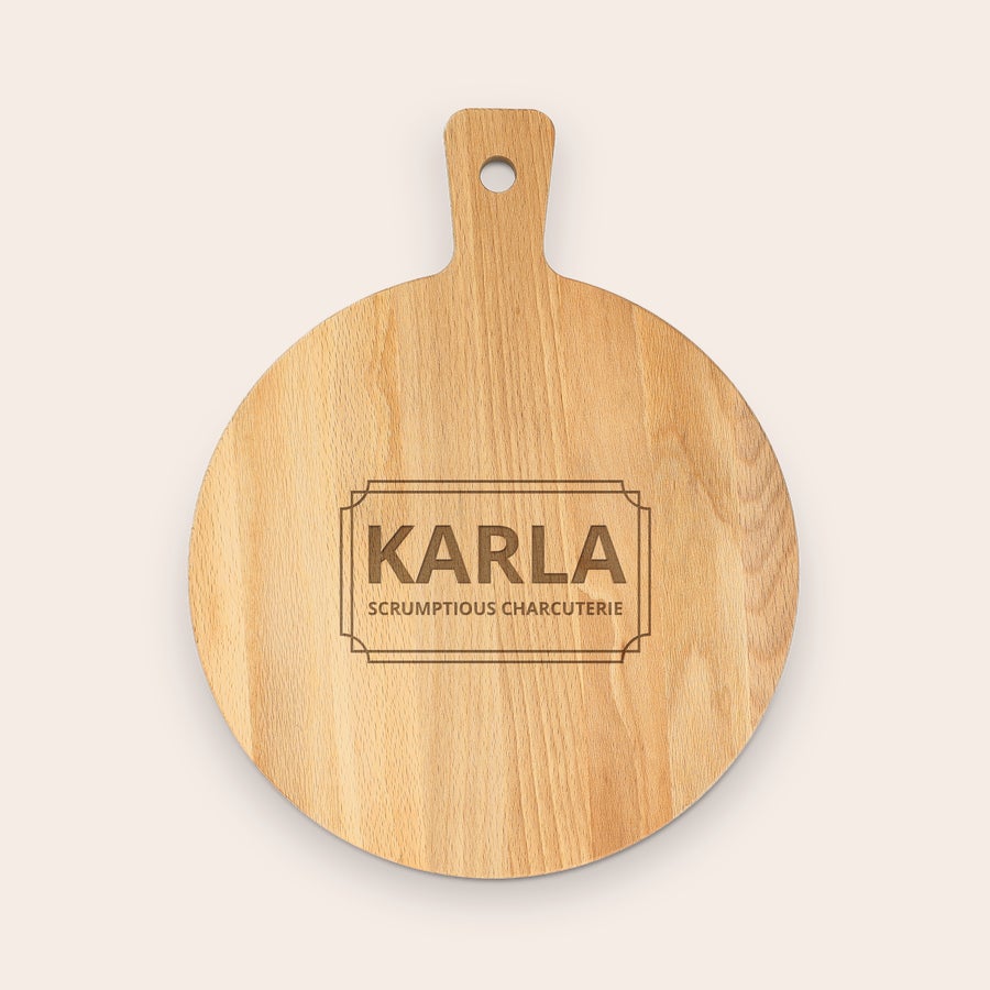 Personligt Tapasbræt - Rundt Rundt serveringsfad af træ med graveret navn KARLA og teksten SCRUMPTIOUS CHARCUTERIE, perfekt til snacks