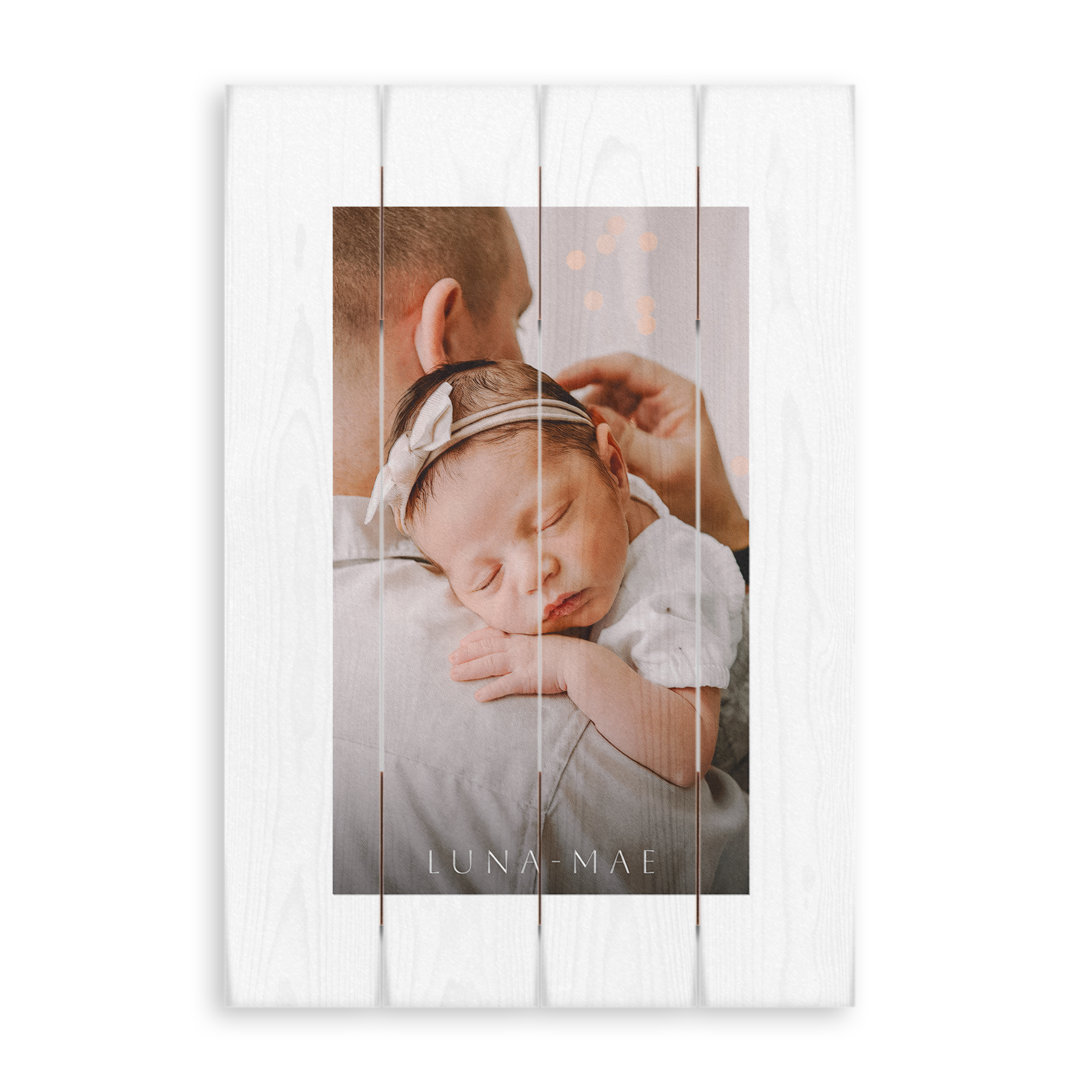 Dein Foto auf Holz, mit dem Namen LUNA-MAE personalisiert, zeigt einen Vater, der ein Baby hält.