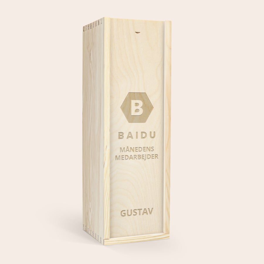 Magnum Rosévin (150 cl) med personlig etikette og trækasse - AIX Rosé Trævinboks med indgraveret tekst Baidu Månedens Medarbejder og navn Gustav, klar til AIX-rosé i en luksusgraveret vinboks.