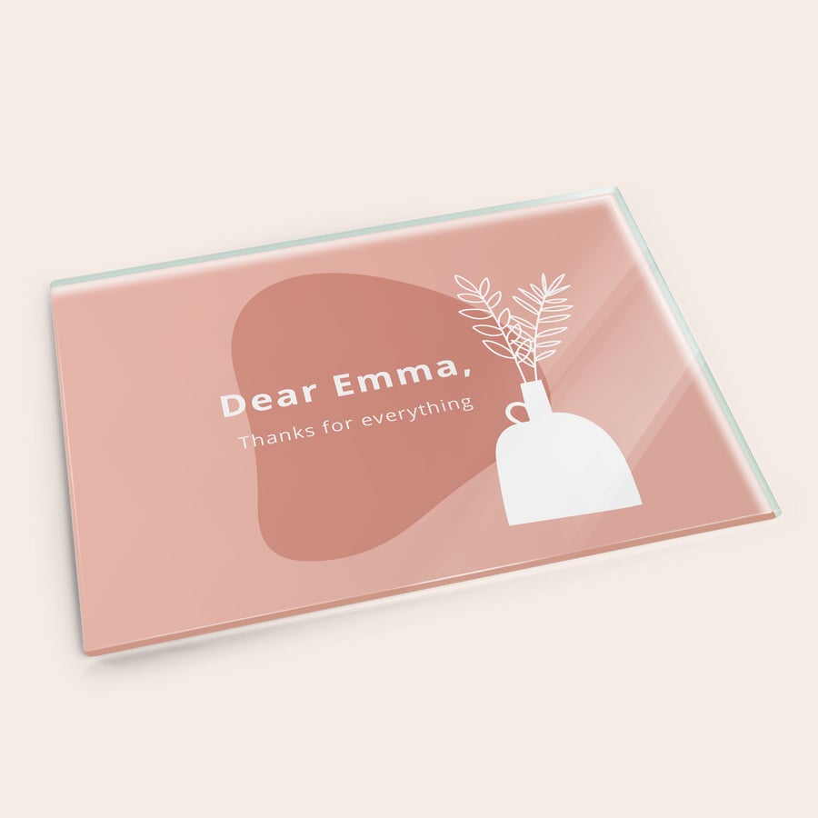 Üveg vágódeszka Egyedi üveg vágódeszka nyomtatott "Dear Emma, thanks for everything" szöveggel, vázás illusztrációval, személyre szabott ajándékként.