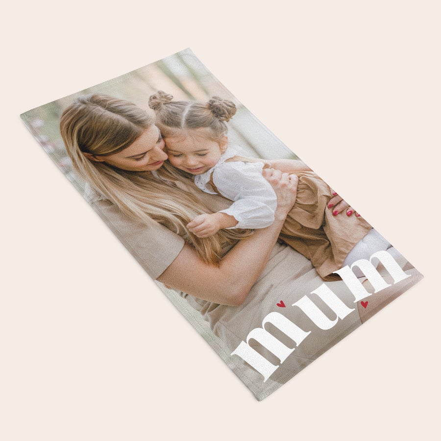 Toalha de banho impressa personalizada Toalha personalizada com foto de mãe e filha e o texto "mum". Uma fantástica toalha personalizada.