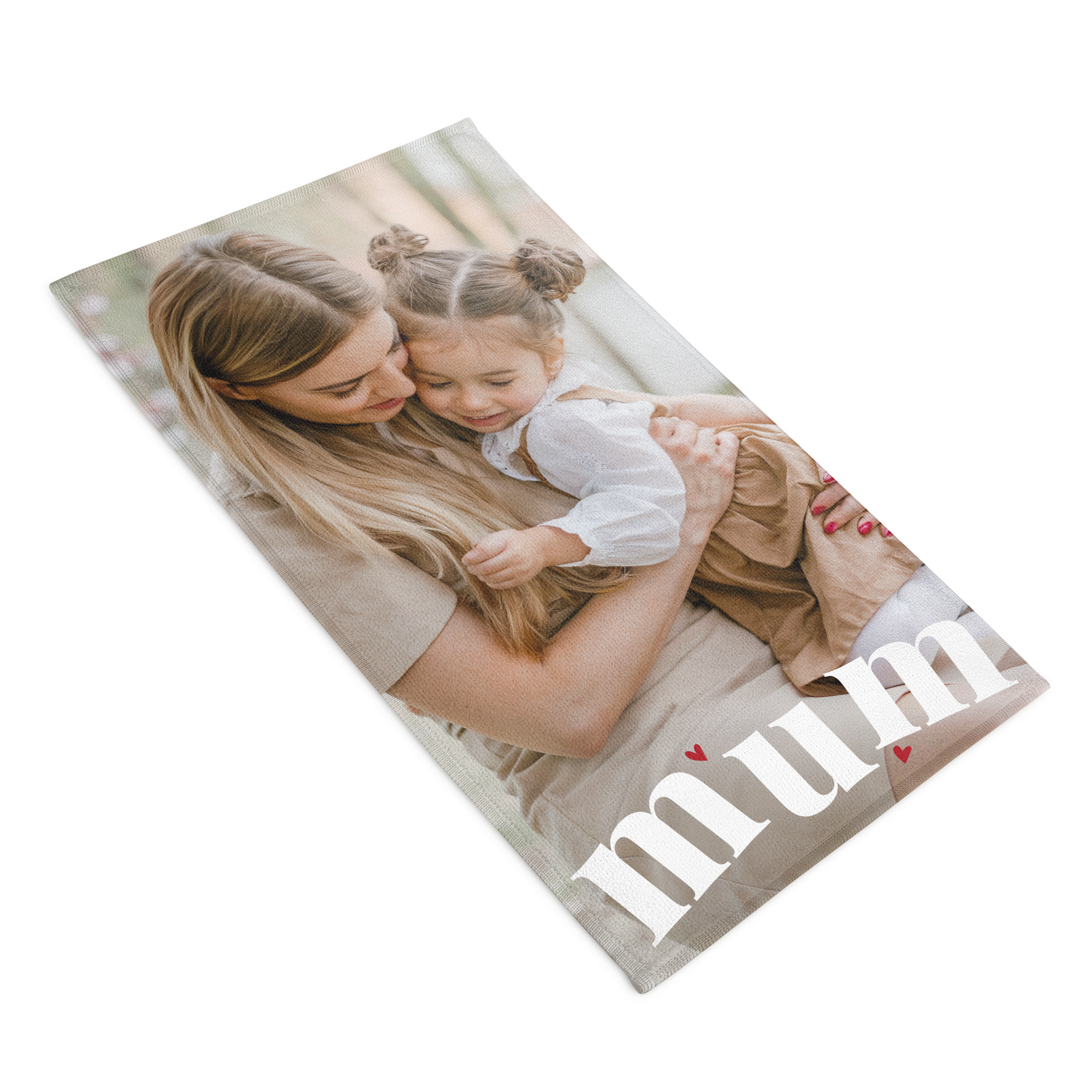 Toalla personalizada con foto impresa de madre e hija, y texto "mum" con corazones. ¡Soprende con una toalla totalmente personalizada!