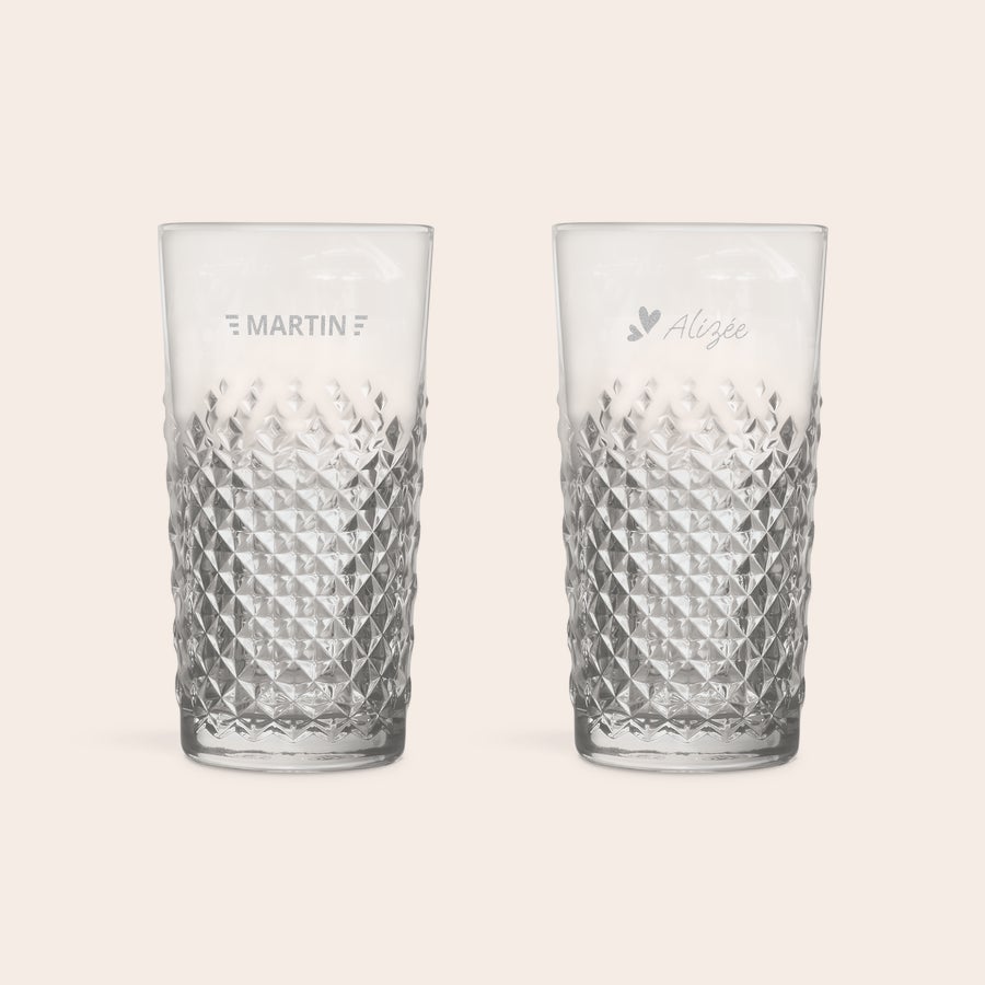 Verre à mojito personnalisé Gravez un verre à cocktail, motifs en losange, prénom Martin et Alizée gravés pour un délicieux mojito.