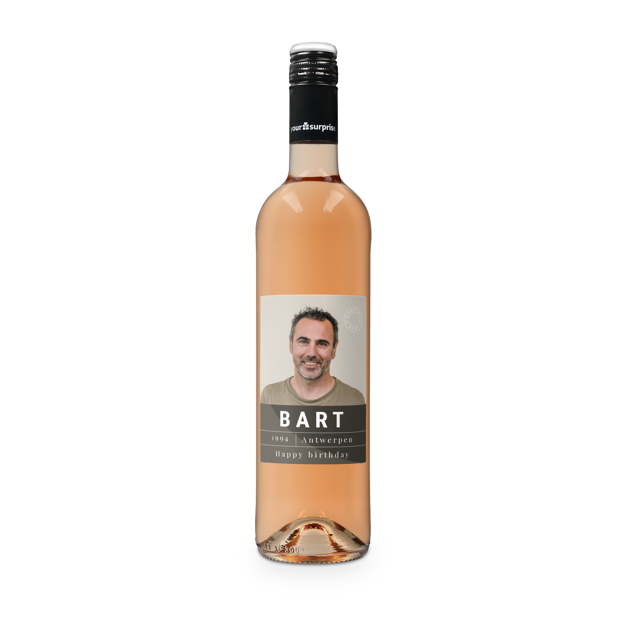 Fles rosé wijn met etiket bedrukt met foto van een man, naam Bart en tekst Happy Birthday.