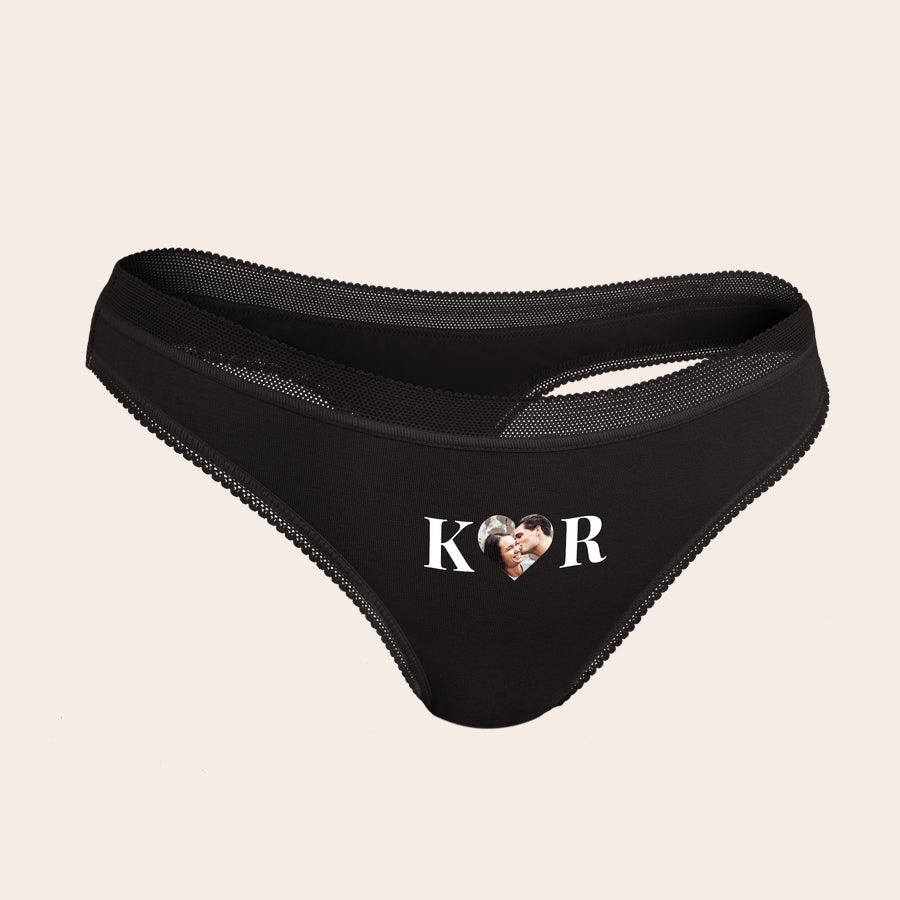 Tanga Personalizado Tanga de mujer negro personalizado con iniciales K y R impresas, y una foto de pareja dentro de un corazón.