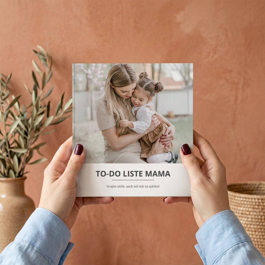 Personalisiertes Notizbuch - Liniert - 16,5 x 18,5 cm - Softcover Personalisiertes Softcover Notizbuch selbst gestalten mit aufgedrucktem Foto einer Mutter mit Kind und dem Text "TO-DO LISTE MAMA".
