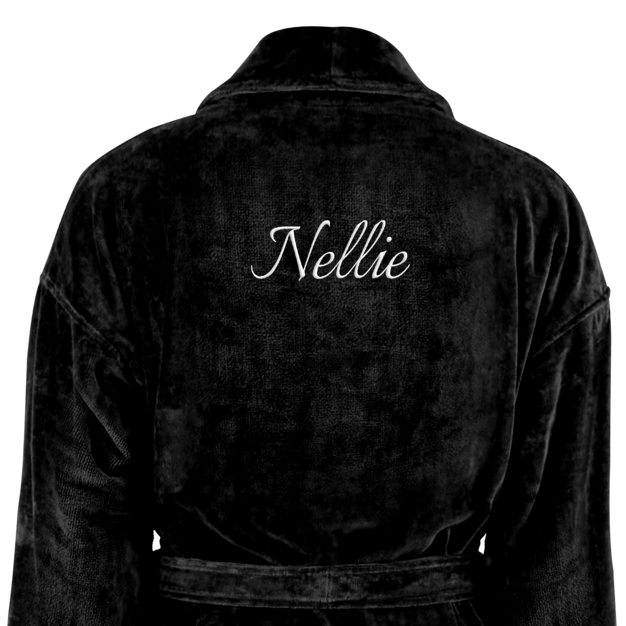 Svart mjuk morgonrock broderad med namnet Nellie i vit stilren text