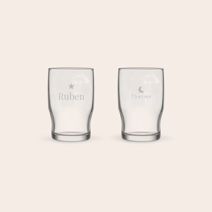 Vandglas To personlige vandglas, det ene med teksten Ruben og en stjerne, det andet med Thelma og en måne, indgraveret med laser