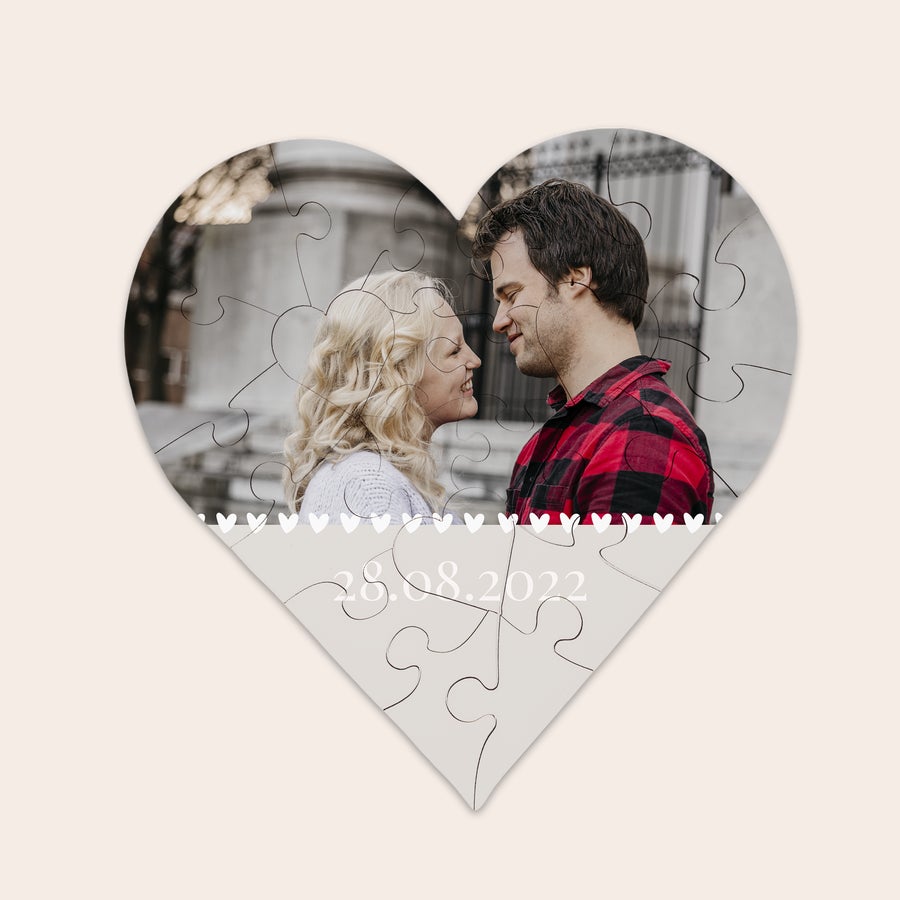 Puzzle a Forma di Cuore Personalizzato puzzle a cuore personalizzato stampato con foto di coppia e la data 28.08.2022. Fai un dono unico.