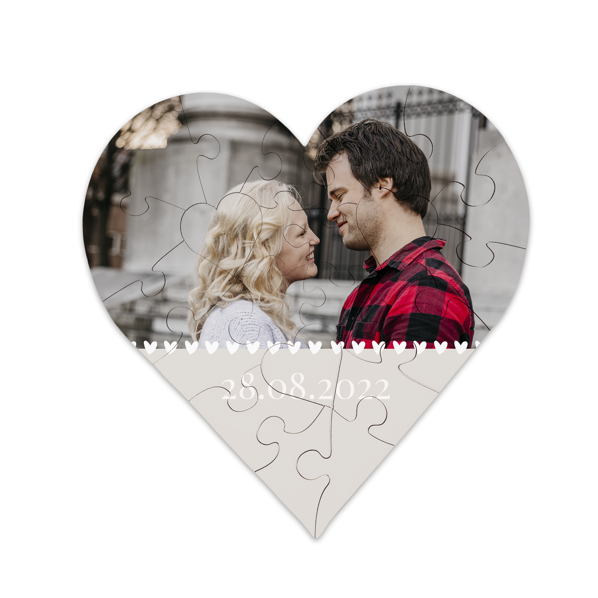 Puzzle de corazón con foto impresa de pareja y la fecha 28.08.2022 y pequeños corazones decorativos.