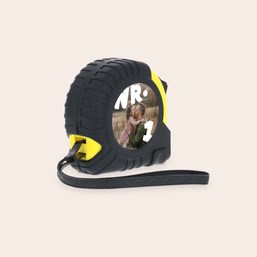 Personalisiertes Maßband Personalisiertes Maßband in Schwarz und Gelb mit aufgedrucktem Foto eines Vaters und Kindes, beschriftet mit "Nr. 1".