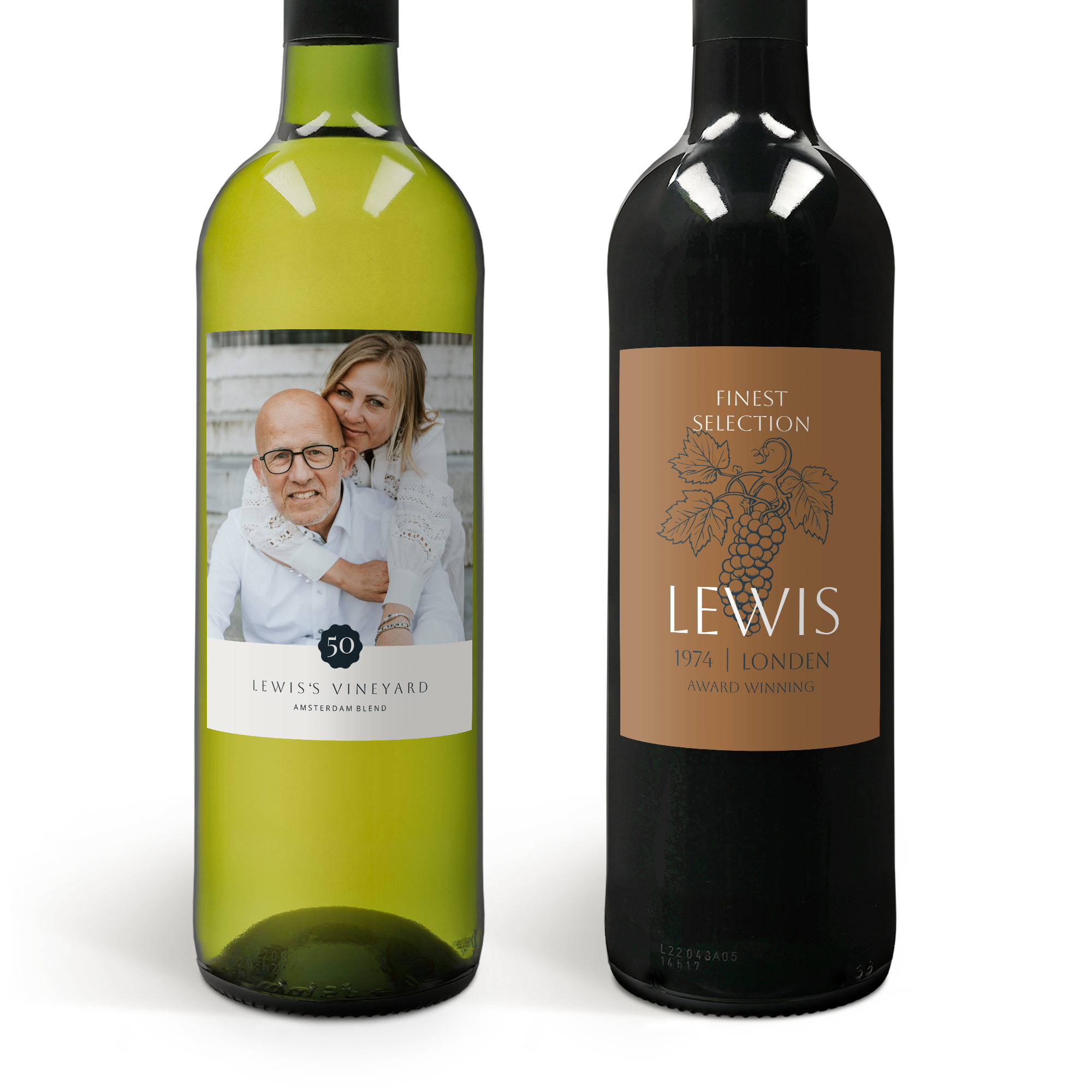 Vino blanco y tinto Belvy con etiquetas personales; el blanco con foto personalizada y el tinto con el nombre Lewis, año y ciudad.