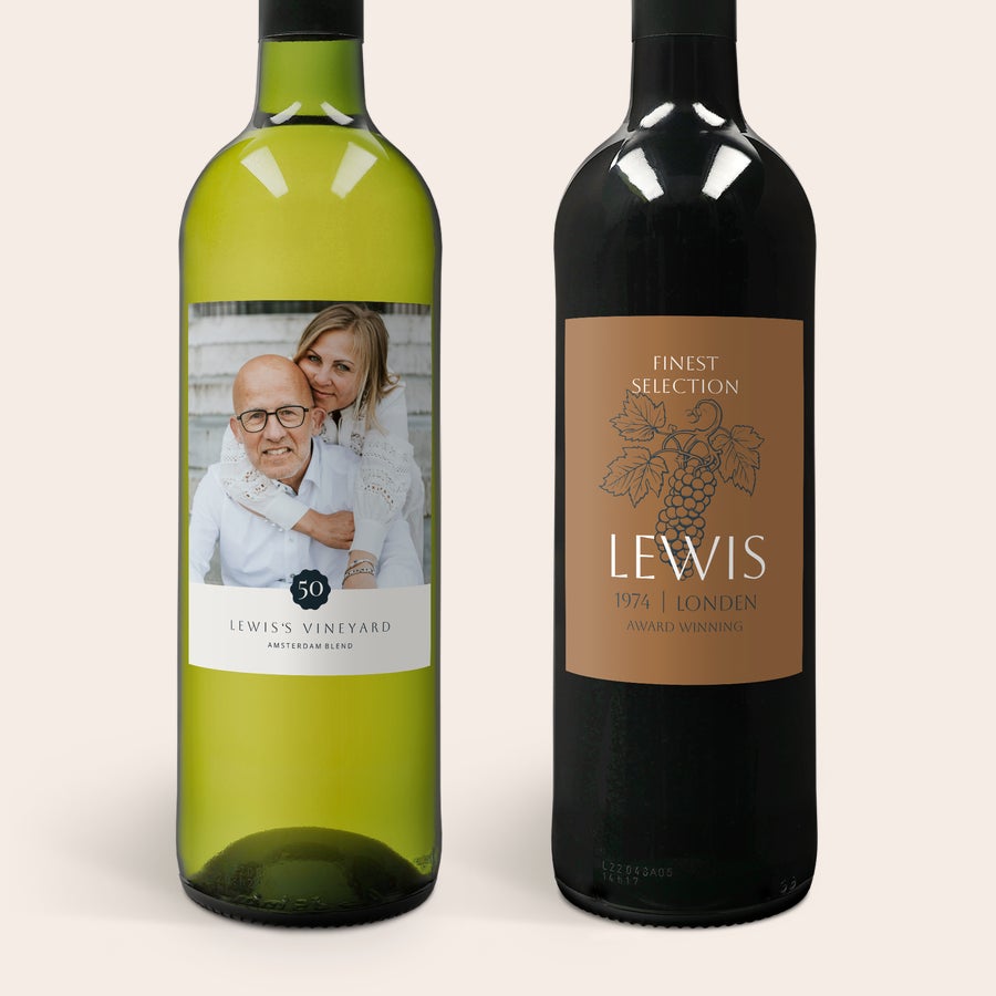 Belvy Vino blanco y tinto Belvy con etiquetas personales; el blanco con foto personalizada y el tinto con el nombre Lewis, año y ciudad.