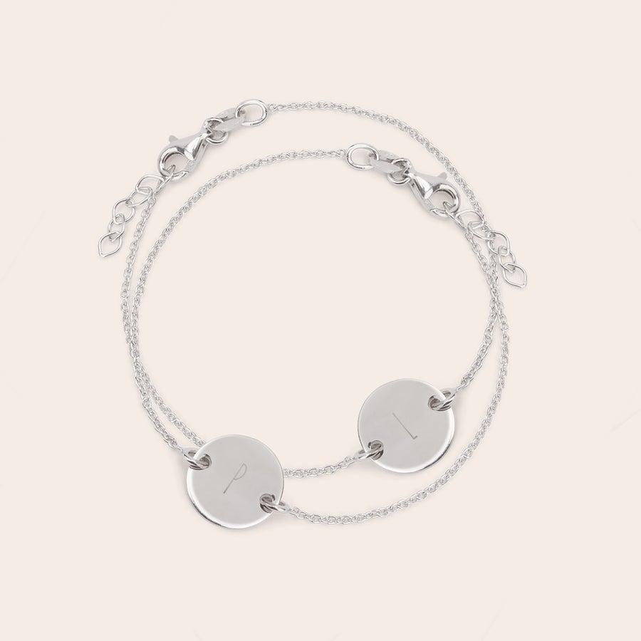 Brățări de argint gravate - Mama și fiica Set unic de brățări argintii mamă și fiică, reglabile, cu plăcuțe rotunde gravate cu inițiale personalizate.