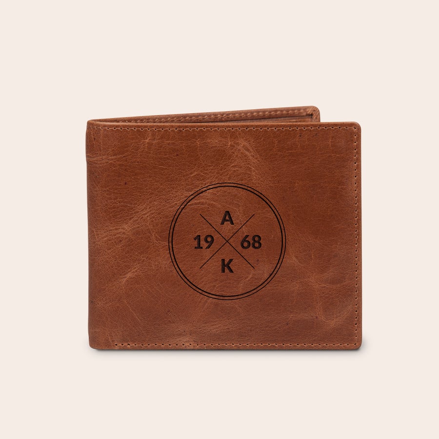 Cartera de hombre - Cuero grabado Cartera de cuero de lujo, marrón claro, con diseño circular grabado que incluye las letras "A", "K" y el número "1968" para personalizar.