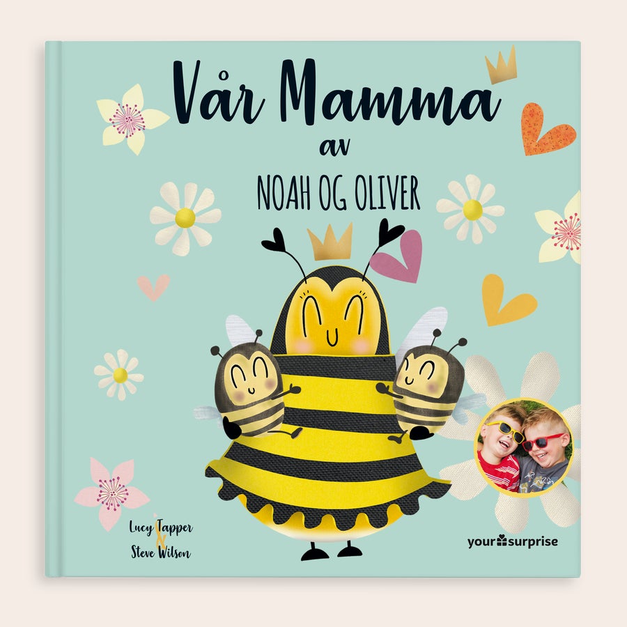 Bok til mamma - Vår mamma Personlig bok Vår Mamma med bieillustrasjon, tilpasset med navnene Noah og Oliver og et trykt bilde av to gutter.
