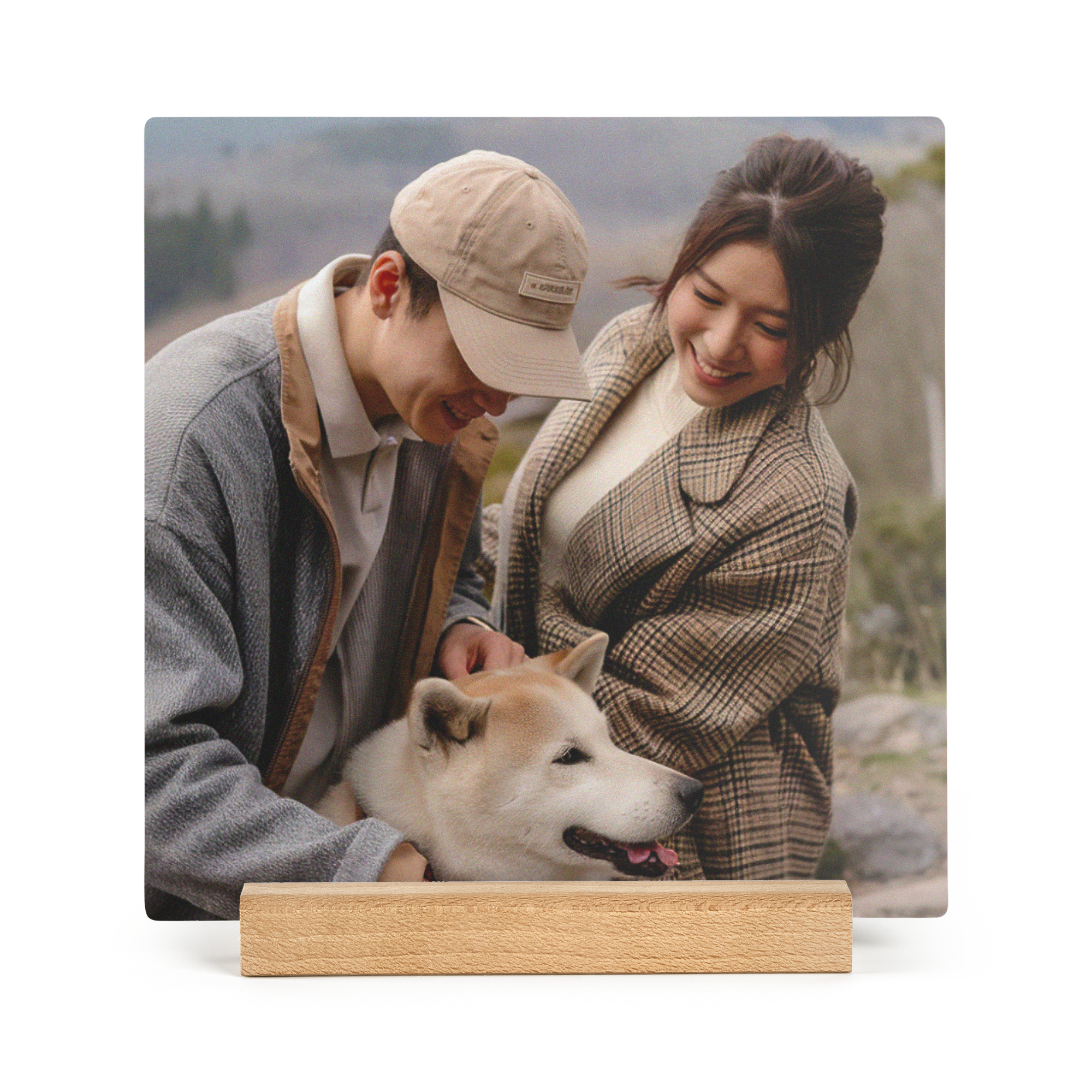 Vierkante gepersonaliseerde forex fototegel met koppel en hond, in houten houder.