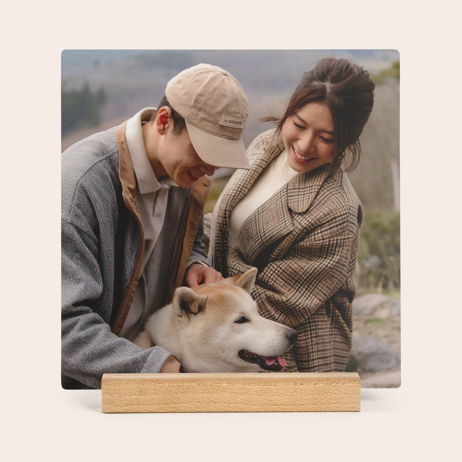 Panou din lemn cu fotografie Placă foto pătrată din lemn, personalizată cu fotografia unui cuplu care mângâie un câine, cu suport de lemn.