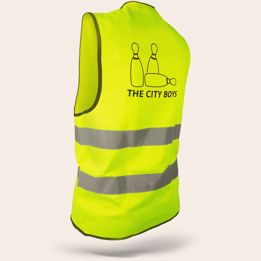 Personaliseret trafikvest Neongul personlig trafikvest med reflekterende striber, trykt med bowlingkegler og teksten THE CITY BOYS.