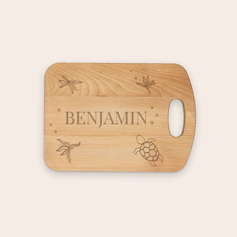 Broodplank graveren Houten broodplank gegraveerd met de naam BENJAMIN en zee-elementen, om het ontbijt te personaliseren