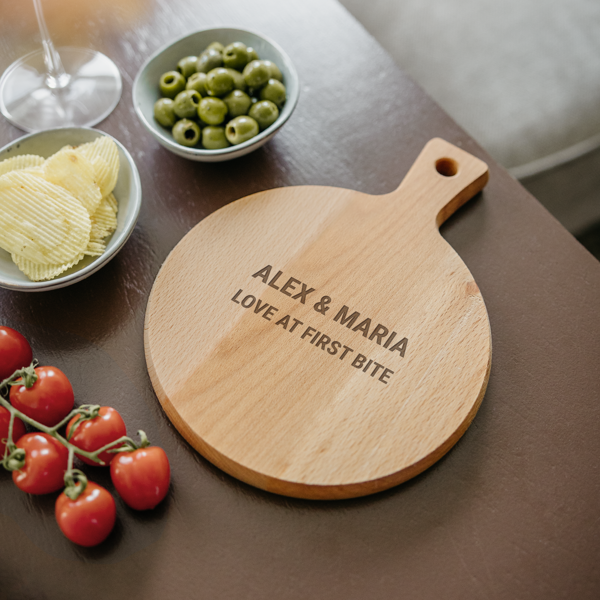 Plateau de service en bois avec gravure ALEX & MARIA LOVE AT FIRST BITE