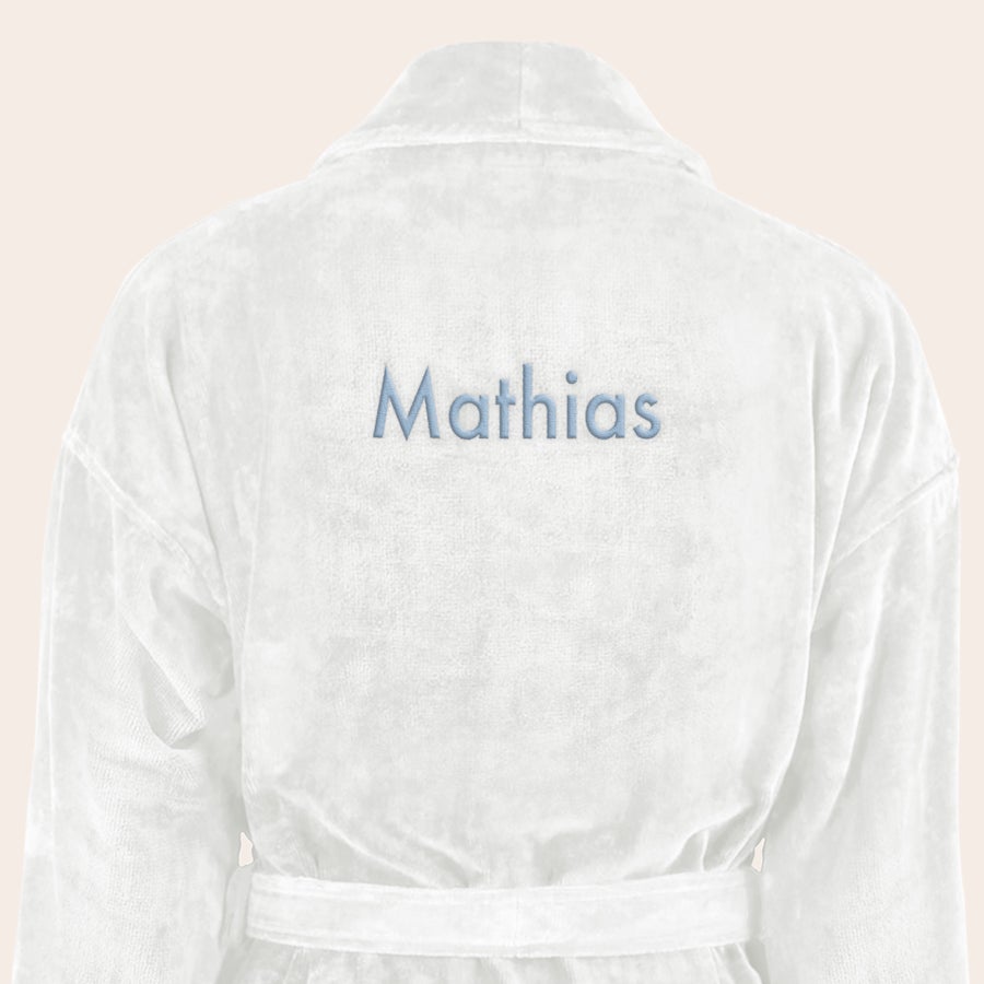 Badekåbe til mænd Hvid luksus badekåbe med broderet navn Mathias på ryggen, perfekt til en afslappende gave.