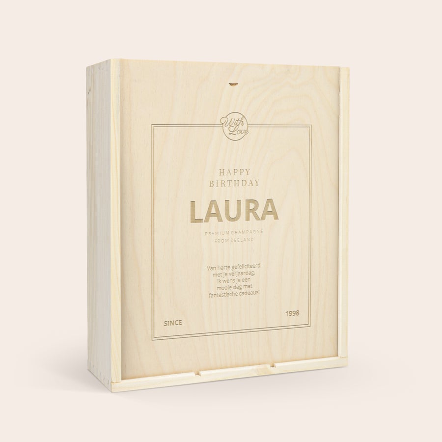 Gepersonaliseerde champagnekist Luxe houten kist met een persoonlijke gravure van "Happy Birthday Laura", datum en tekst