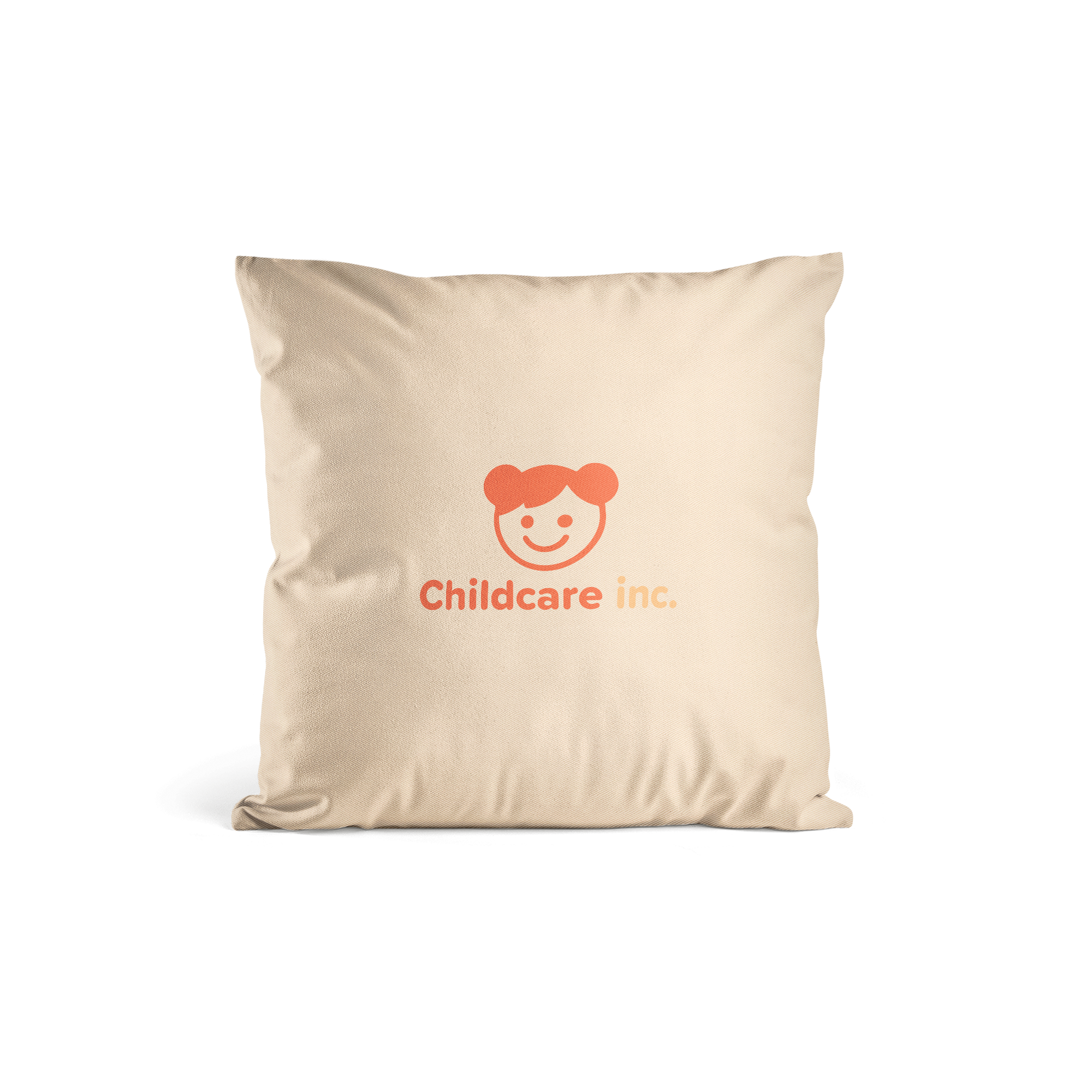 Funda de cojín personalizada beige con estampado de logo "Childcare inc." en naranja, transforma cualquier espacio.