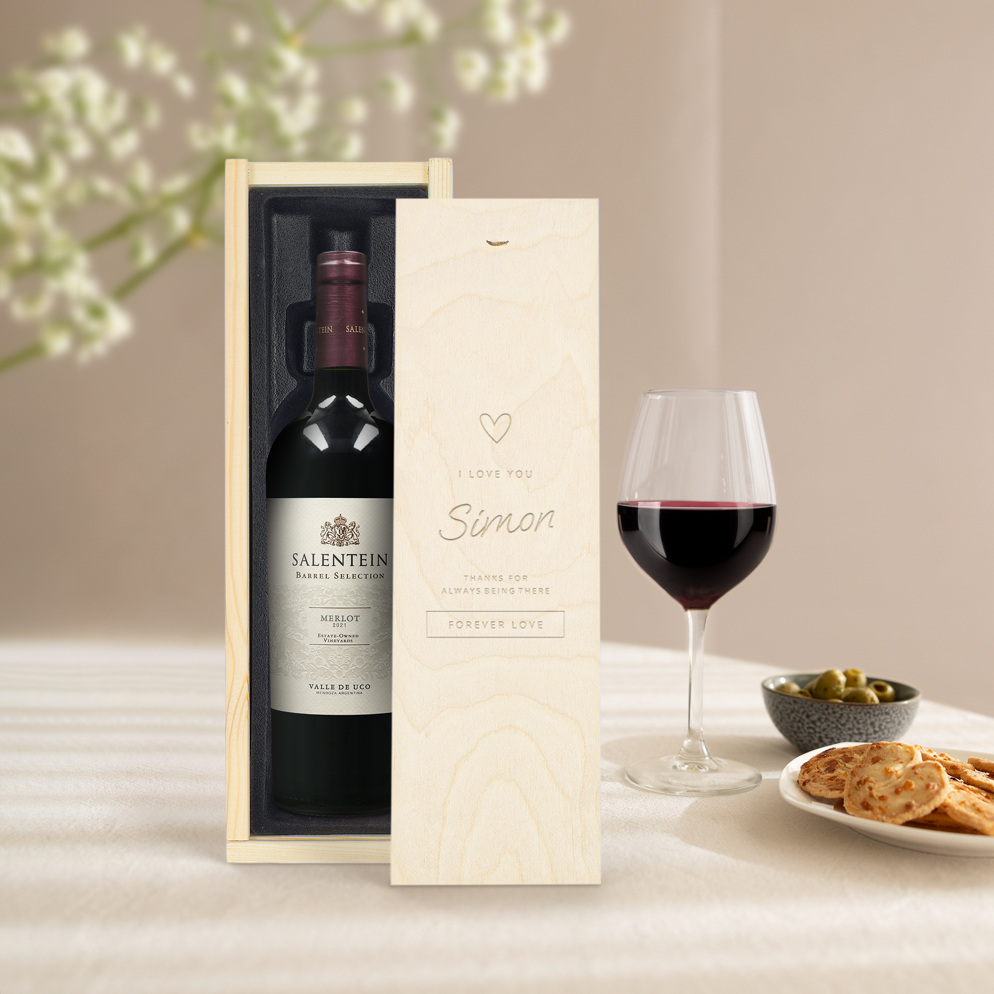 Fľaša Salentein Merlot v luxusnej drevenej krabici s gravírovaným menom Simon a nápisom I love you