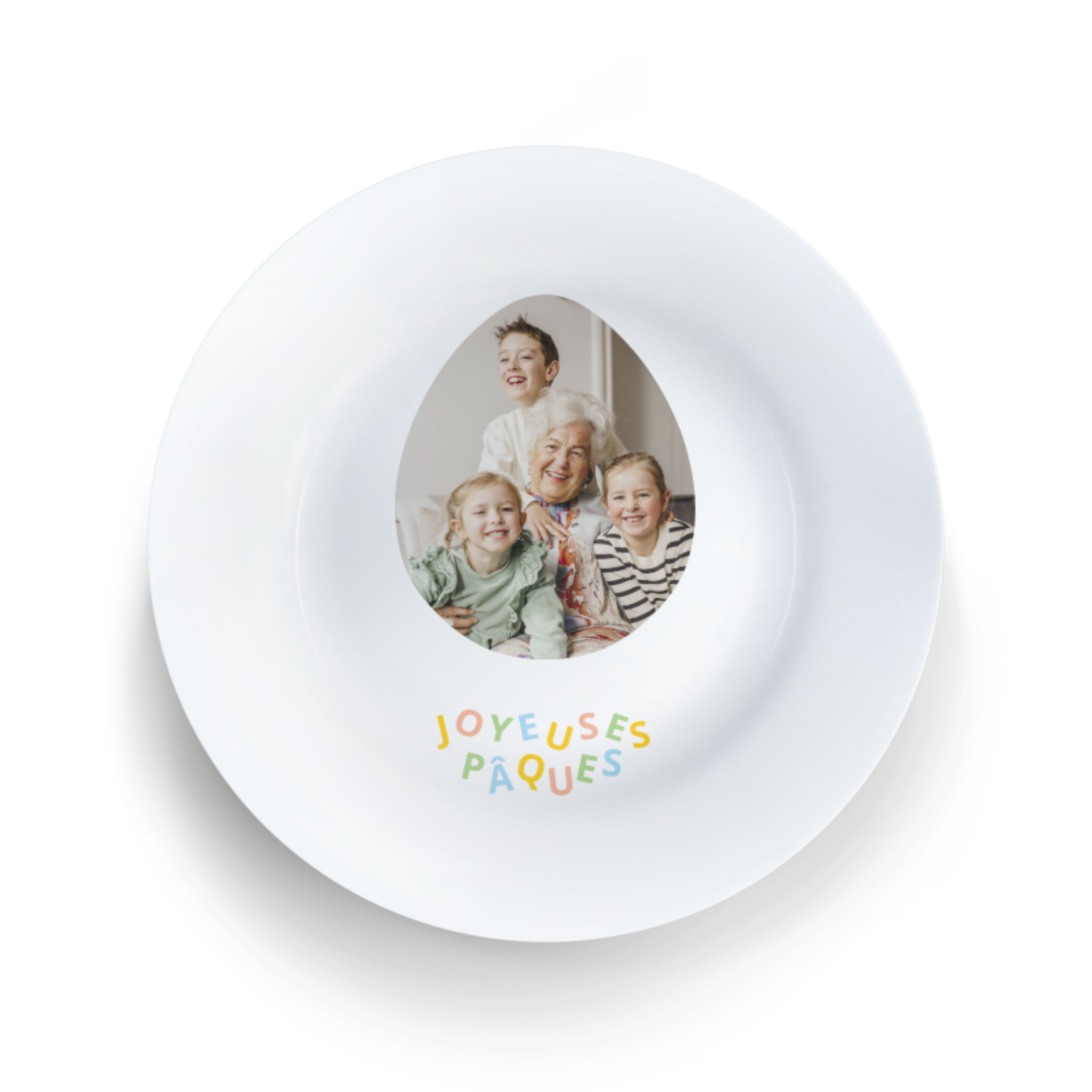 Assiette personnalisée blanche avec photo de famille imprimée en forme d'oeuf et texte Joyeuses Pâques coloré