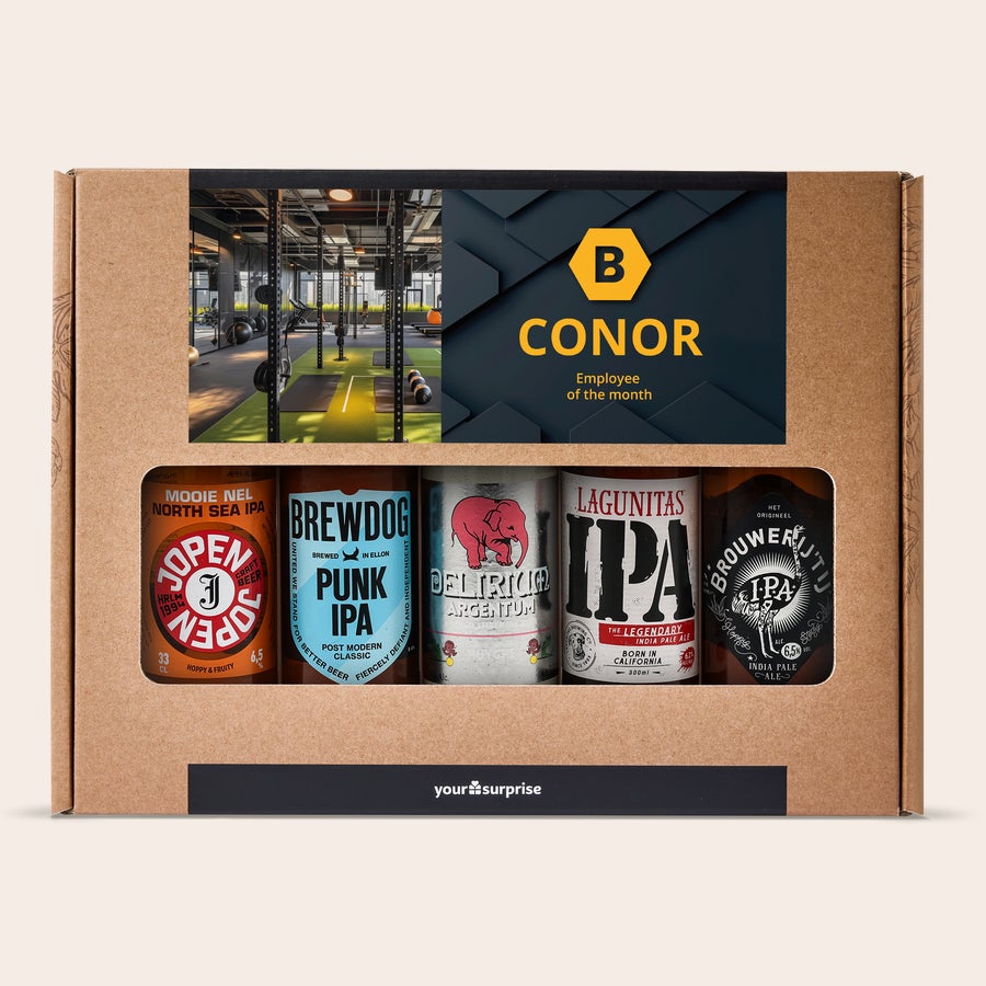 Darčeková súprava pív s fotografiou alebo textom Personalizovaná darčeková sada piva z minipivovaru s piatimi fľašami piva a vlastnou potlačou "CONOR Employee of the month" s fotografiou telocvične.