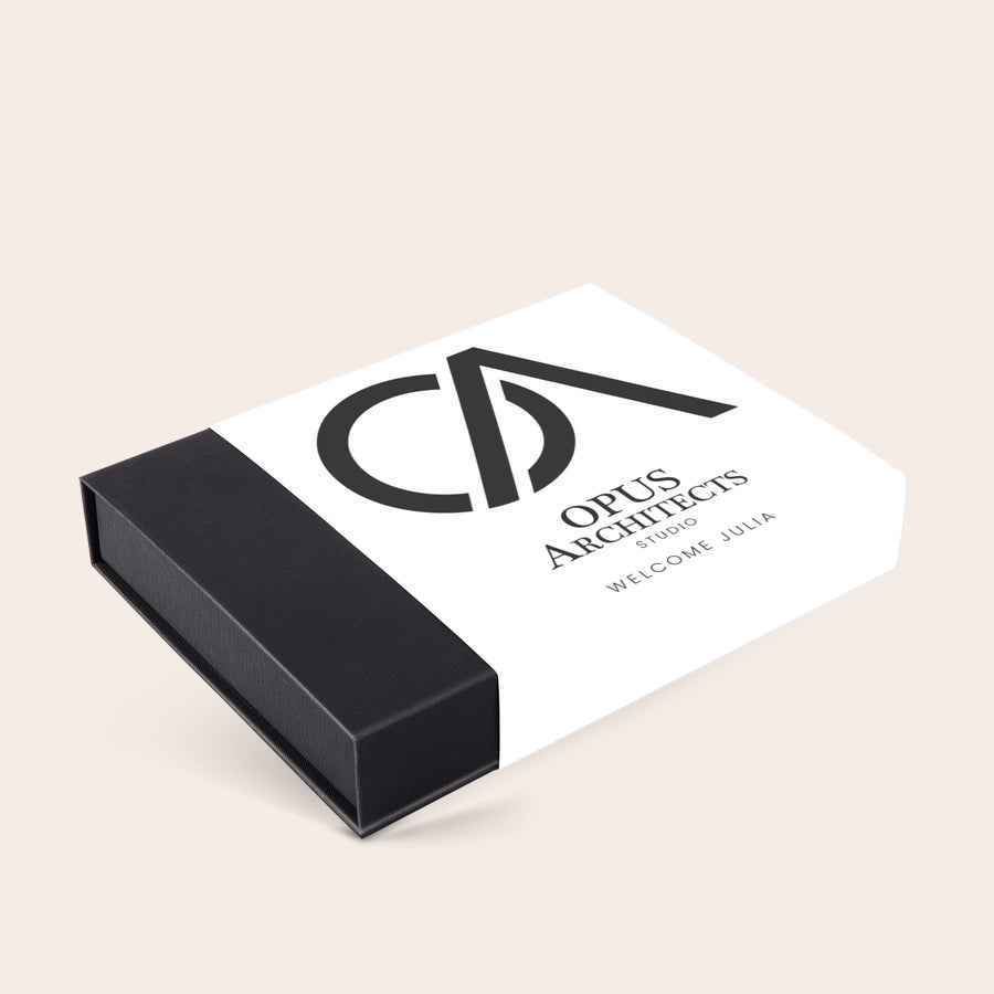 Boîte de chocolats personnalisée Coffret personnalisé de luxe - 25 chocolats avec un logo imprimé et le texte « WELCOME JULIA »