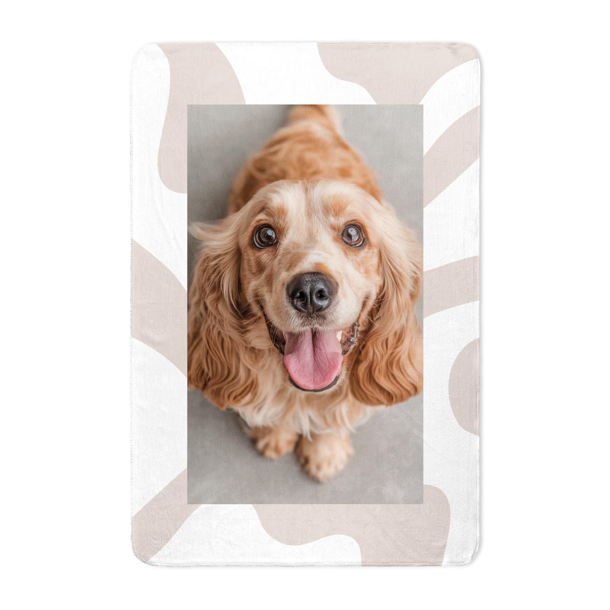Pătură fleece imprimată cu o fotografie personalizată a unui cățeluș cocker spaniel, zâmbind.