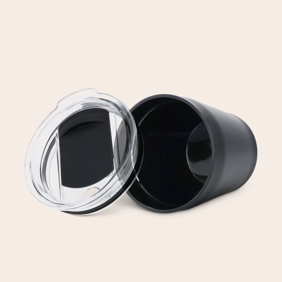 Taza de viaje grabada Taza de viaje personalizada en negro mate con tapa transparente, esperando ser grabada con un nombre o mensaje.
