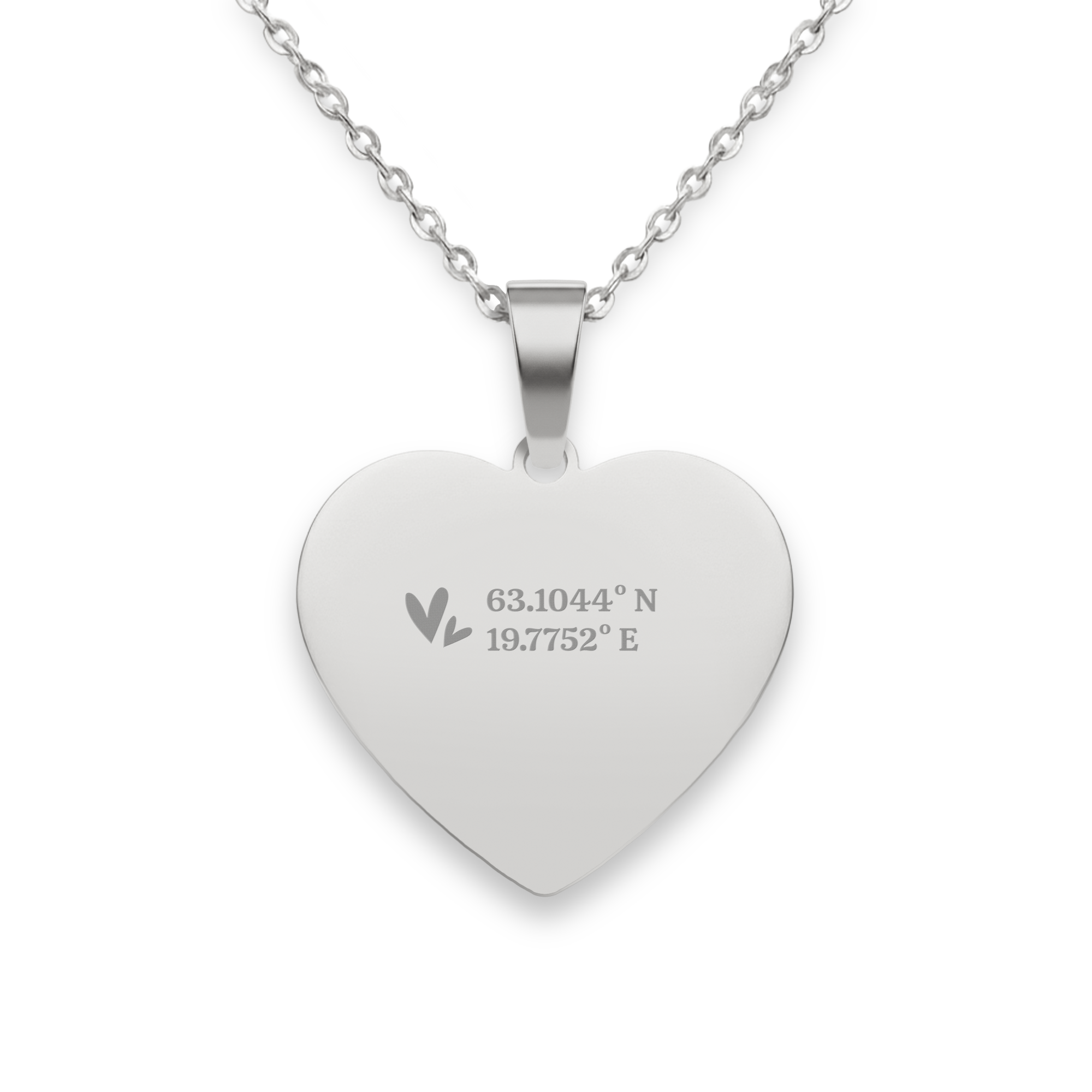 Gravierte Herz-Halskette mit Namen - Silber, verziert mit Koordinatenangaben und kleinem Blattsymbol, personalisierbar.