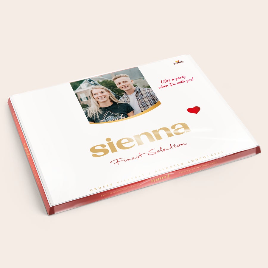 Personlig Merci-sjokolade i gaveeske med gratulasjonskort Hvit Merci sjokoladeeske med et personlig trykt bilde av et par og teksten "sienna".