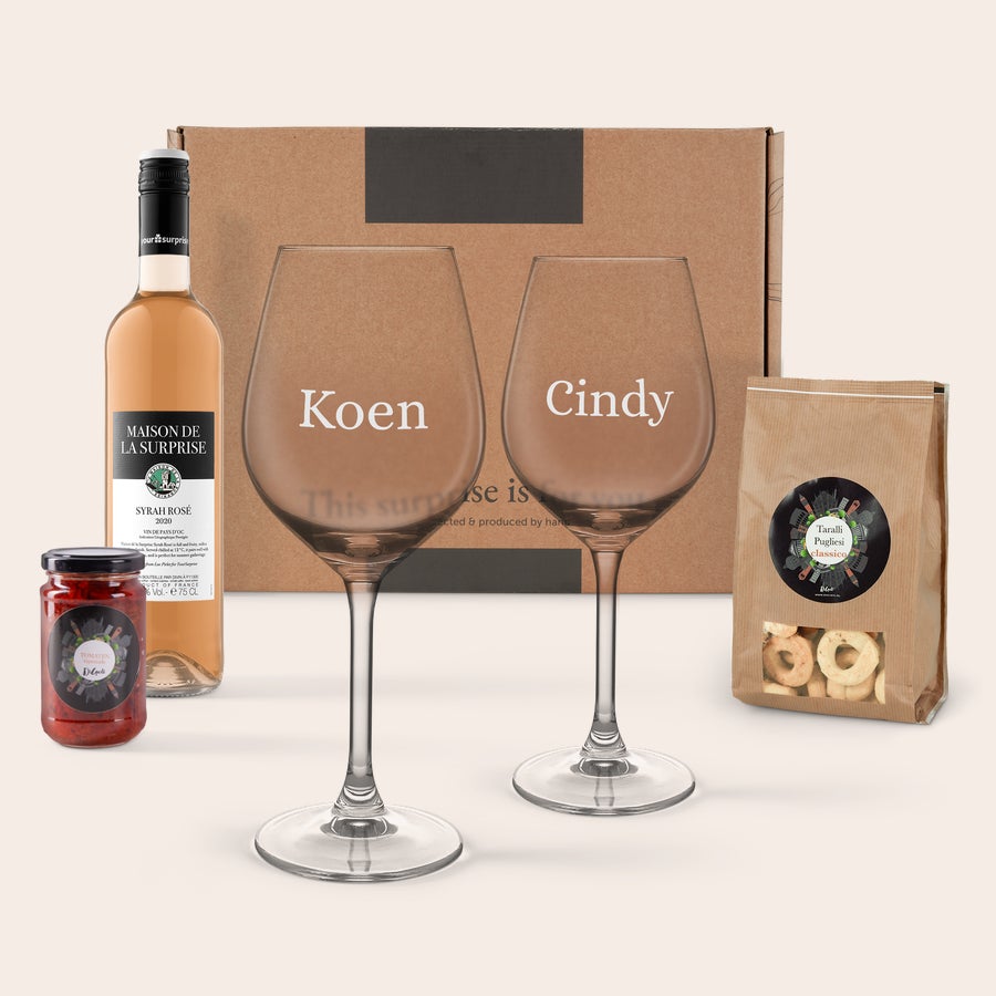 Wijn borrelpakket personaliseren Rosé wijnpakket met fles wijn, borrelhapjes en twee gepersonaliseerde wijnglazen met de namen Koen en Cindy, gegraveerd.