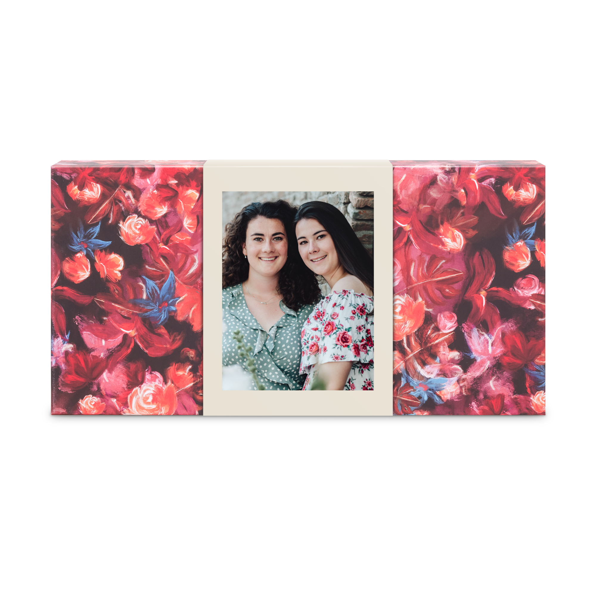 Cutie cadou wellness cu model floral rosu, o fotografie personalizata imprimata cu doua femei zambitoare, un prosop de oaspeti personalizat si produse de ingrijire.