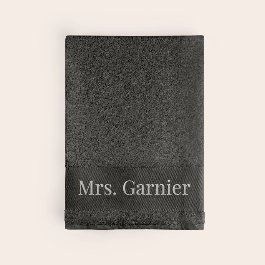 Serviette brodée Serviette anthracite brodée dun prénom en blanc, Mrs Garnier, une superbe serviette brodée avec prénom