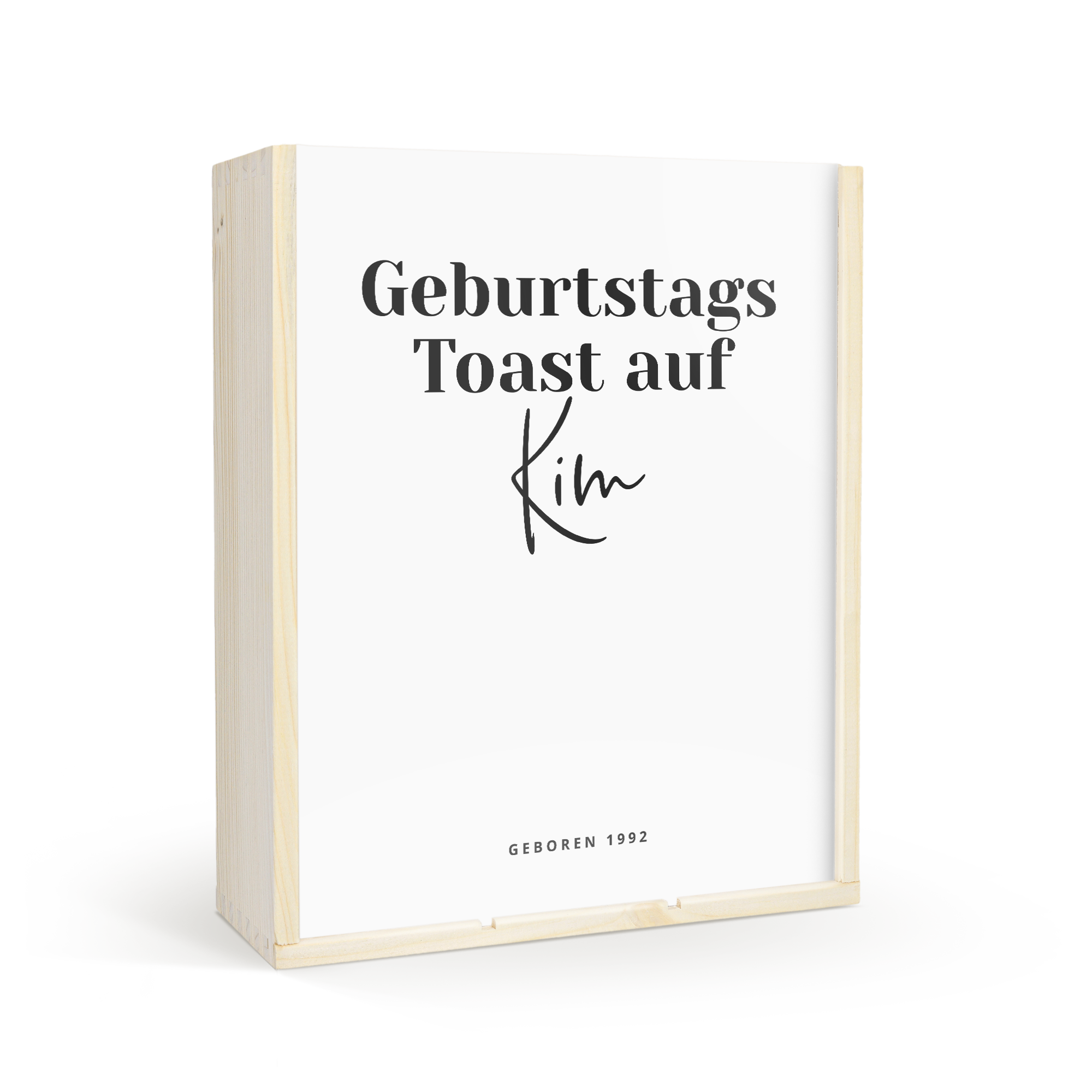 Maison de la Surprise Chardonnay in personalisierter Holzkiste mit Gläsern, bedruckt mit "Geburtstags Toast auf Kim" und "Geboren 1992"