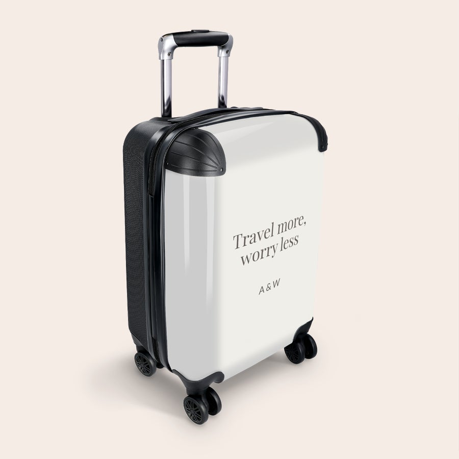 Personlig fotokuffert - Kabinestørrelse Personlig fotokuffert - Kabinestørrelse i hvid med teksten "Travel more, worry less" og initialer, som kan personaliseres.